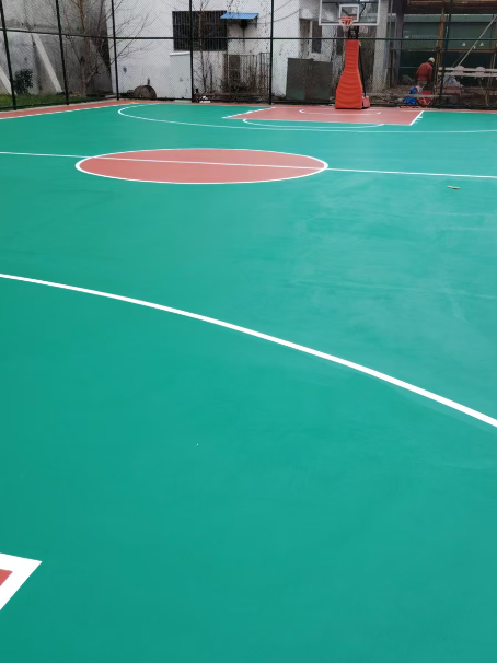 马尔康 球场长期使用易出现地面开裂